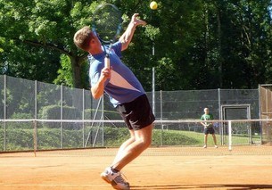 play tennis